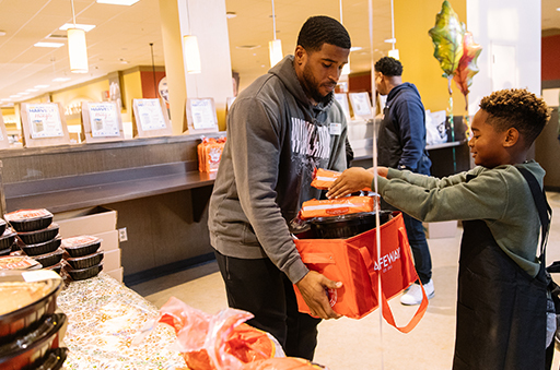 Bobby Wagner packing up thanksgiving meals