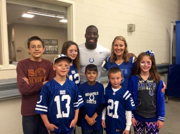 Vontae David with children from Hands of Hope