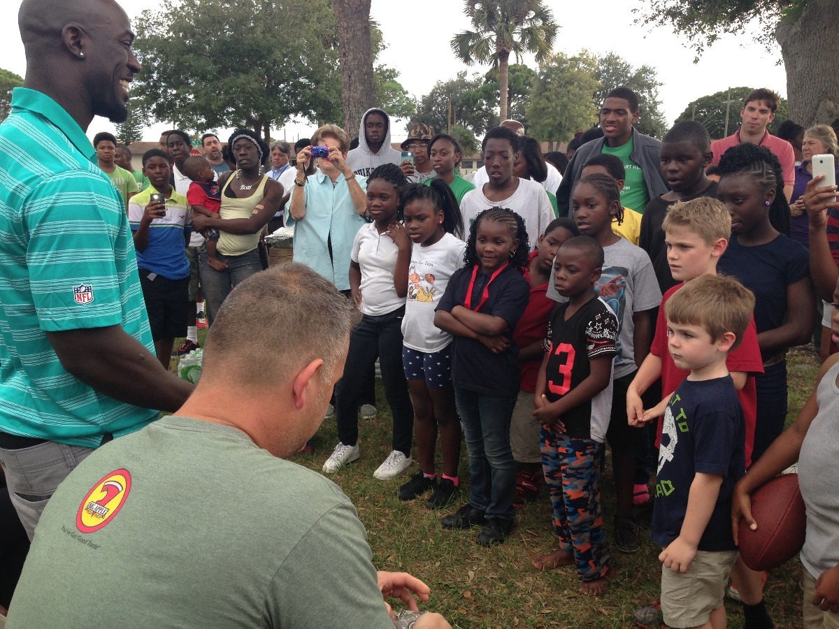 Thomas speaking to a crowd of Fort Pierce youths.